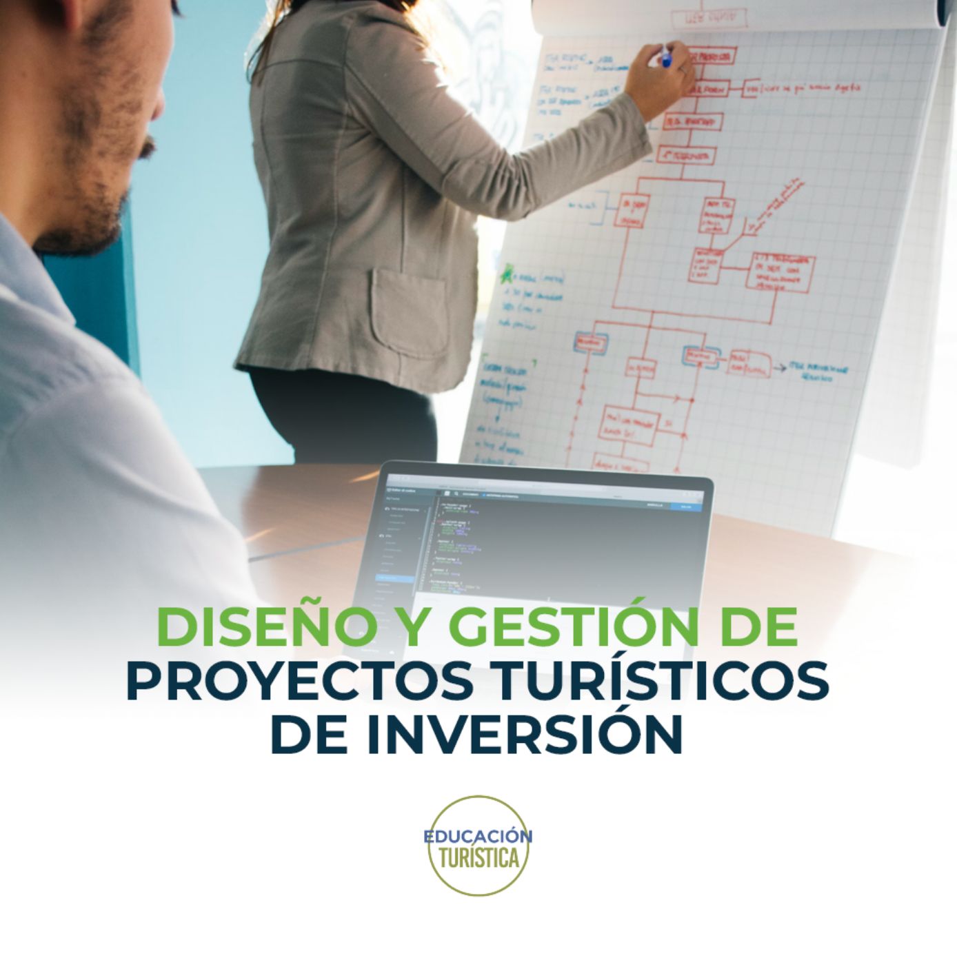 Diseño y gestión de proyectos turísticos de inversión Persona presentando un diagrama de flujo en un pizarrón mientras otra trabaja en una laptop, representando planificación y desarrollo de proyectos turísticos.