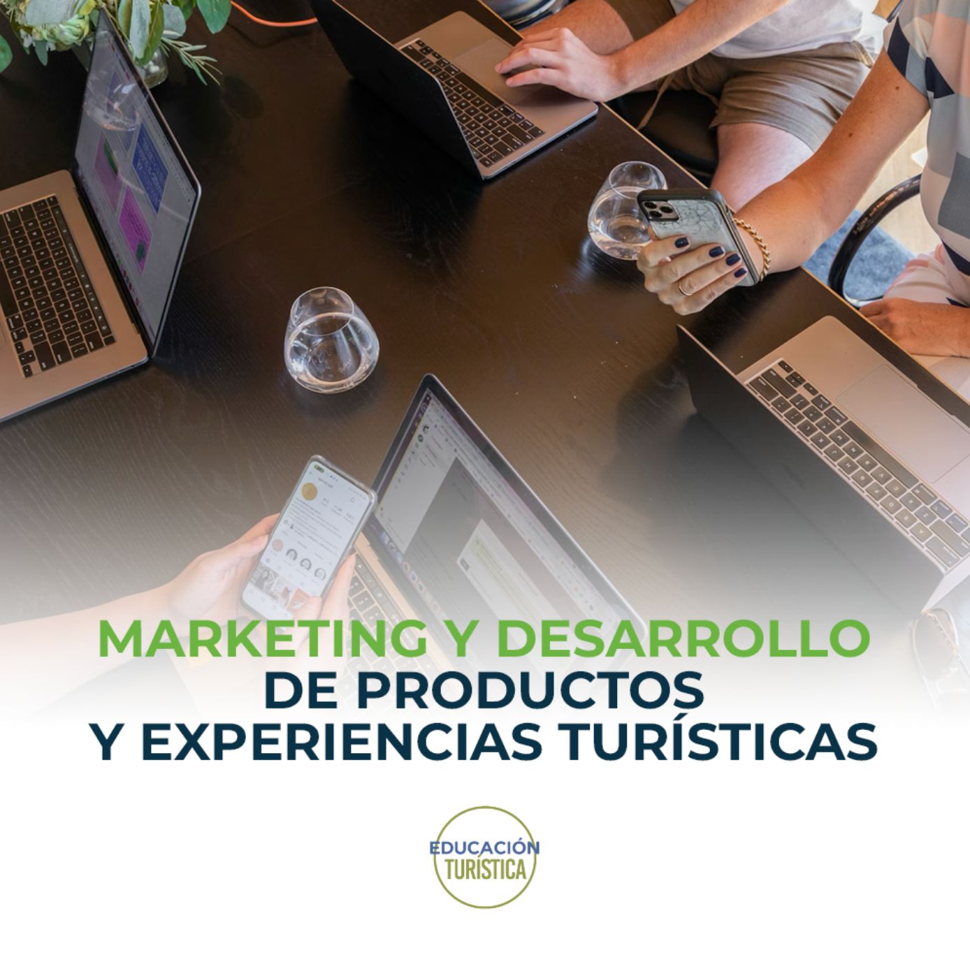 Marketing y desarrollo de productos y experiencias turísticas Equipo trabajando con laptops y celulares en una mesa, mostrando colaboración en estrategias de marketing y desarrollo de experiencias turísticas.