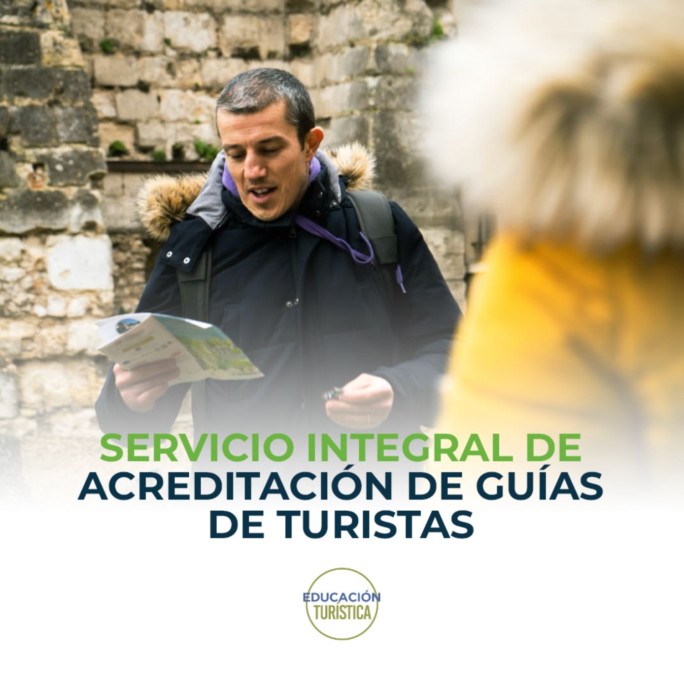 Servicio integral de acreditación de guías de turistas Guía turístico leyendo un mapa frente a visitantes, representando procesos de acreditación y profesionalización del sector.