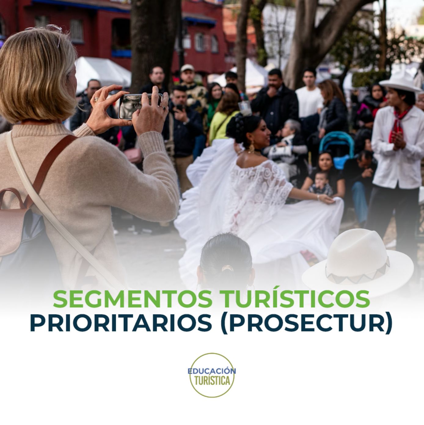 Segmentos turísticos prioritarios (PROSECTUR) Turista tomando foto de una danza tradicional mexicana frente a un grupo de personas, representando segmentos turísticos culturales prioritarios.